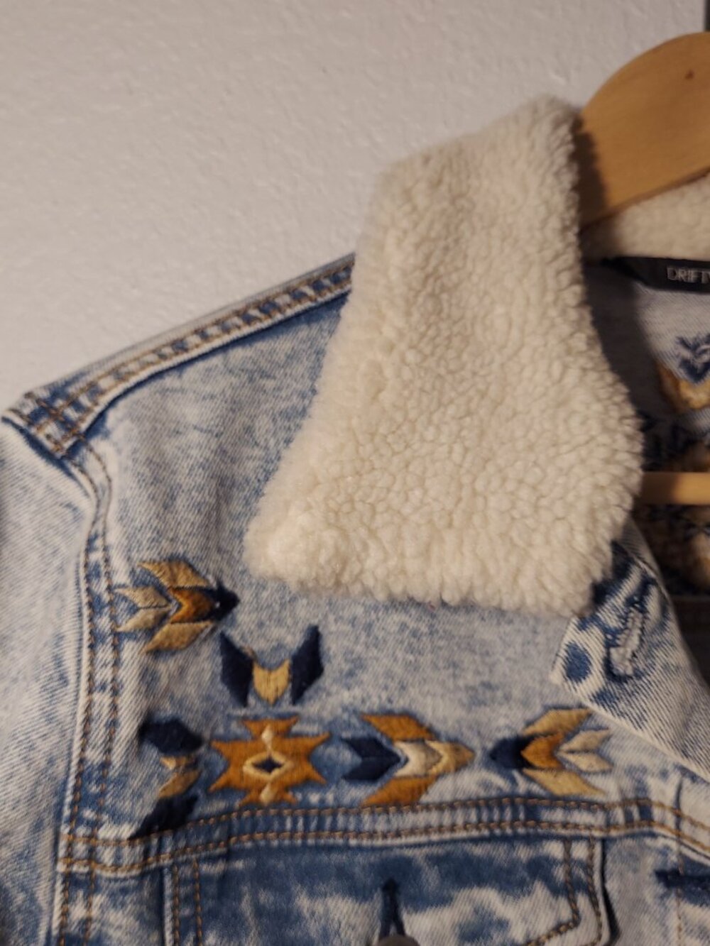 Driftwood Embroidered Denim Jacket Sherpa Collar Western Aztec Acid Wash Trucker - Picture 10 of 13